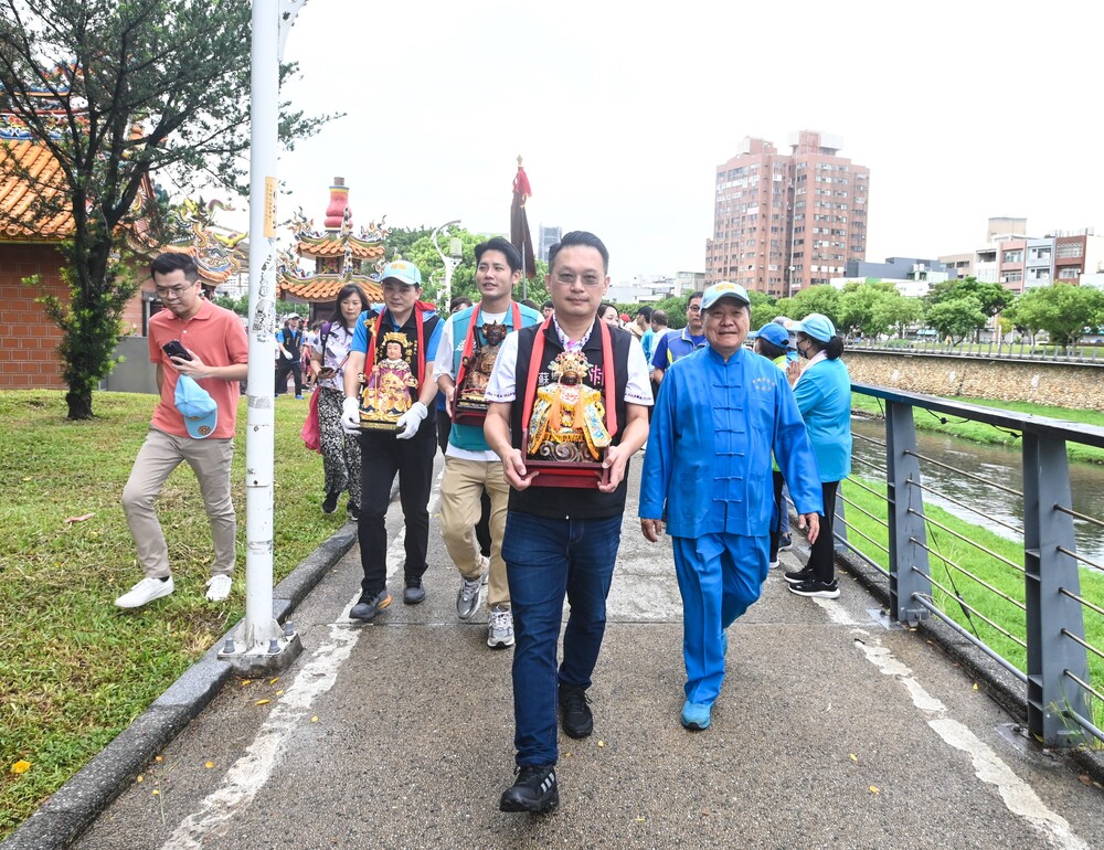 桃園市副市長蘇俊賓一同參與健走。