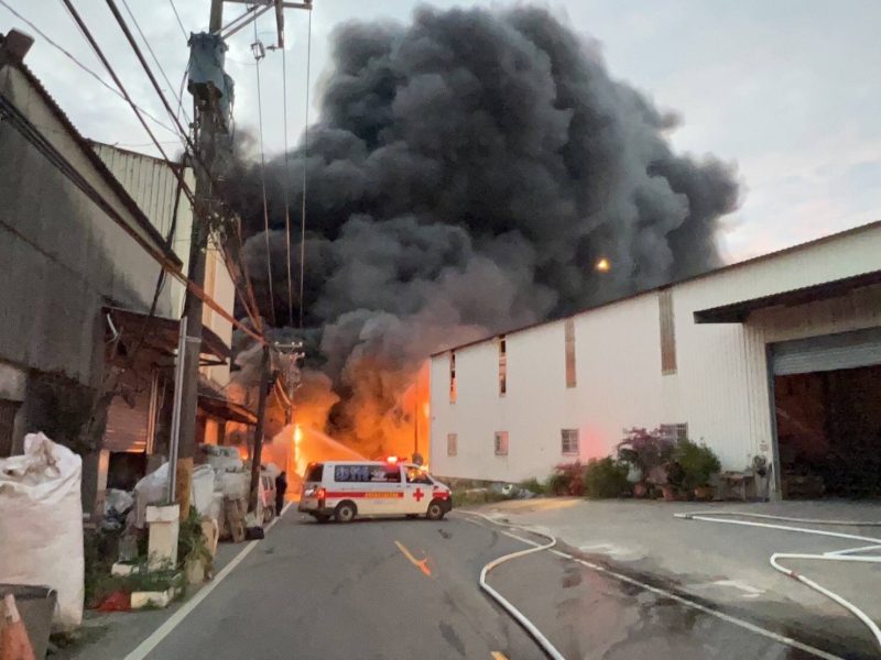 桃園龜山工廠二級火警，消防奮勇搶救