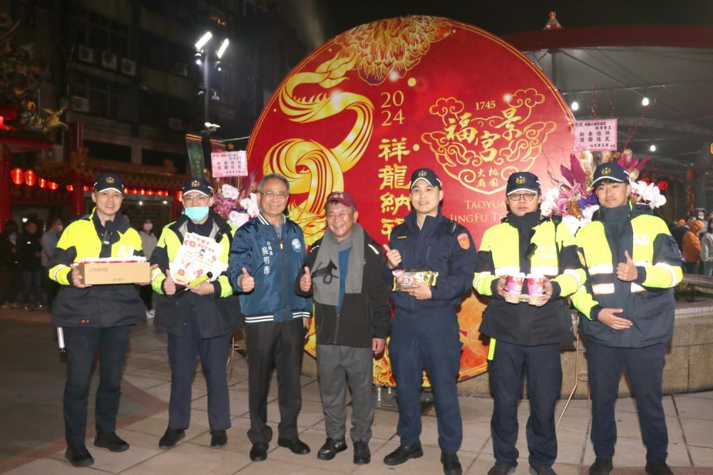 桃園景福宮寒冬送暖慰勞執勤員警春節疏導交通