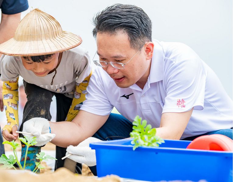 大園溪海西瓜節 蘇俊賓體驗種瓜樂趣並推廣食農教育