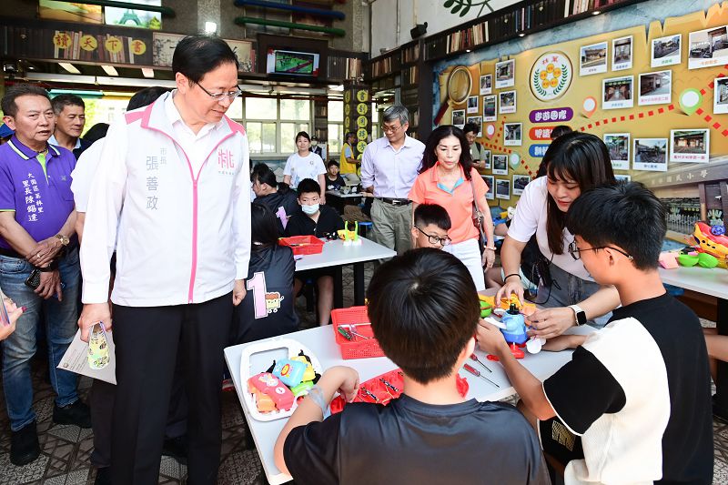 玩具回收再利用 「露露椅」捐贈7所學校 張善政盼各界共同支持環保公益