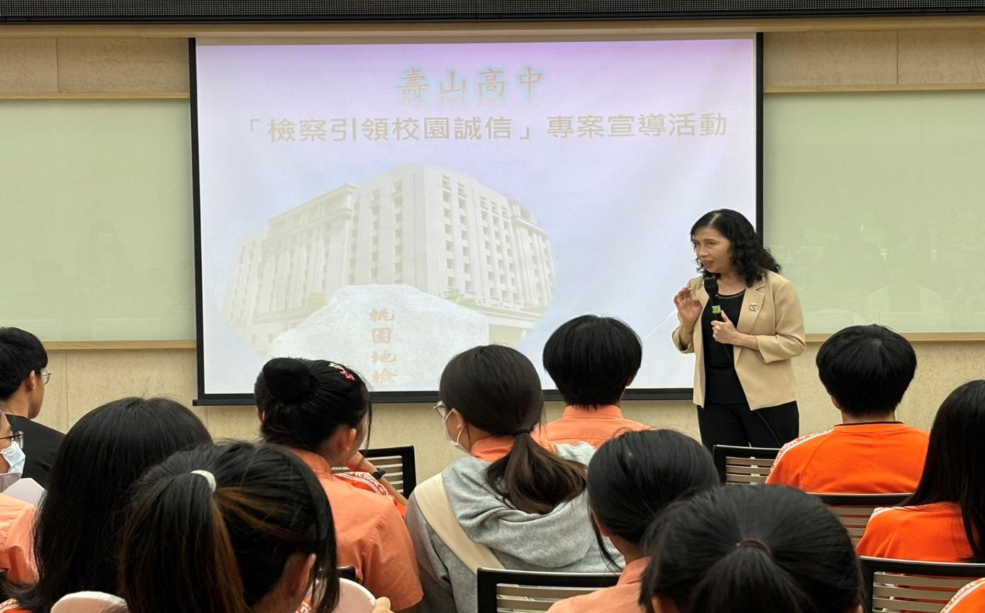 桃檢署檢察長俞秀端親自向桃園市立壽山高中宣導識詐反毒。
