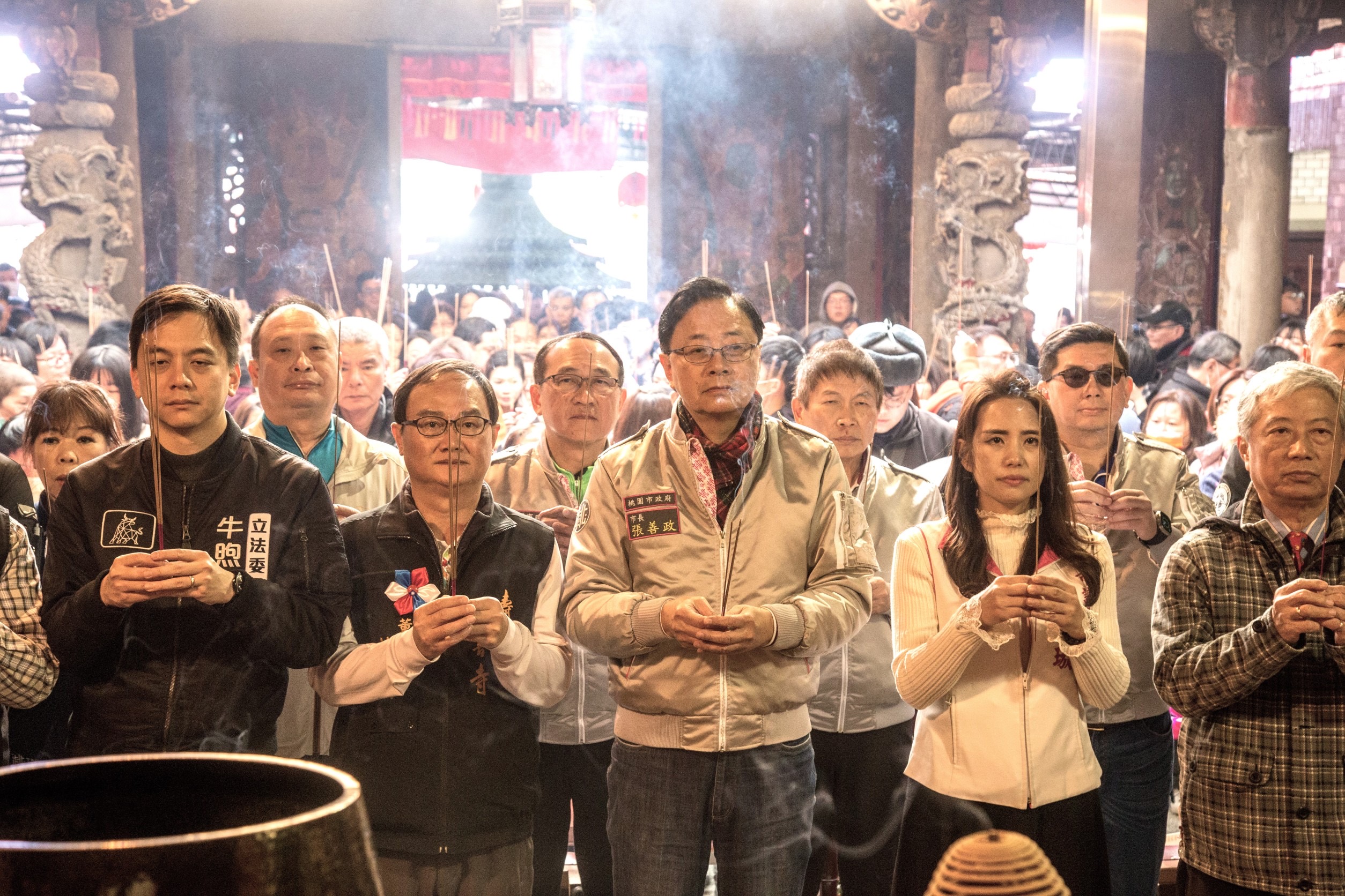 張善政大年初一至壽山巖觀音寺拜觀音 發送 金元寶 造型福袋