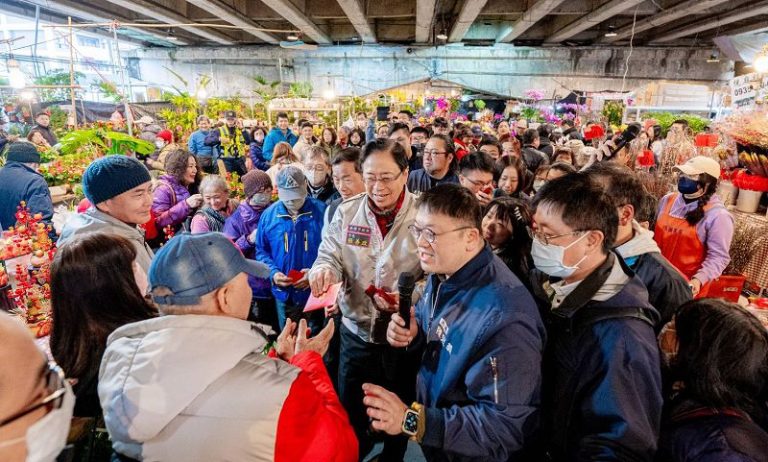 張善政赴桃園花市拜早年 近千份福袋秒殺