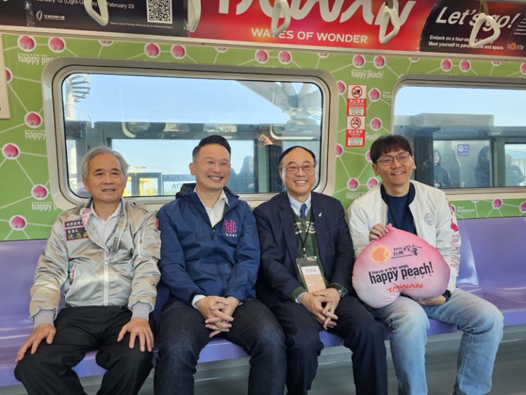 彩繪捷運 快樂桃子號化身燈會遊園列車