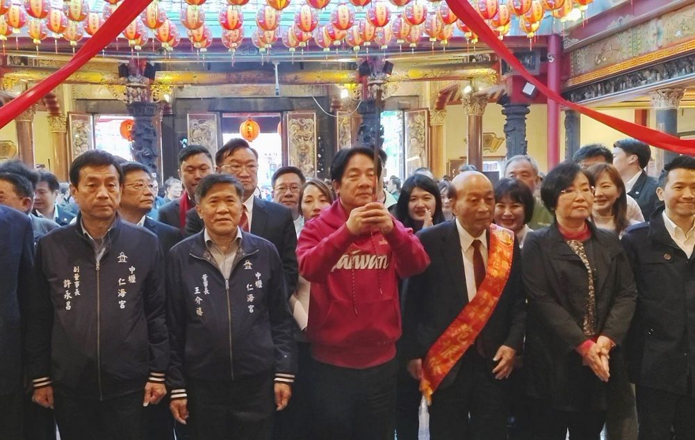 總統賴清德桃園中壢仁海宮參香揭匾發福袋