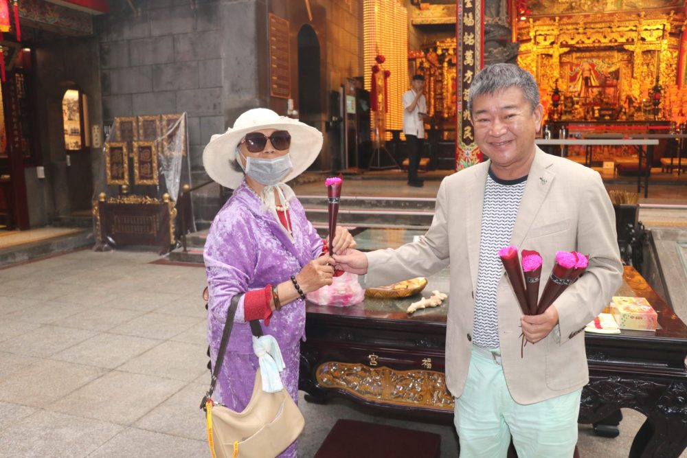 桃園慈護宮歡慶母親節溫馨贈康乃馨傳遞關懷與祝福