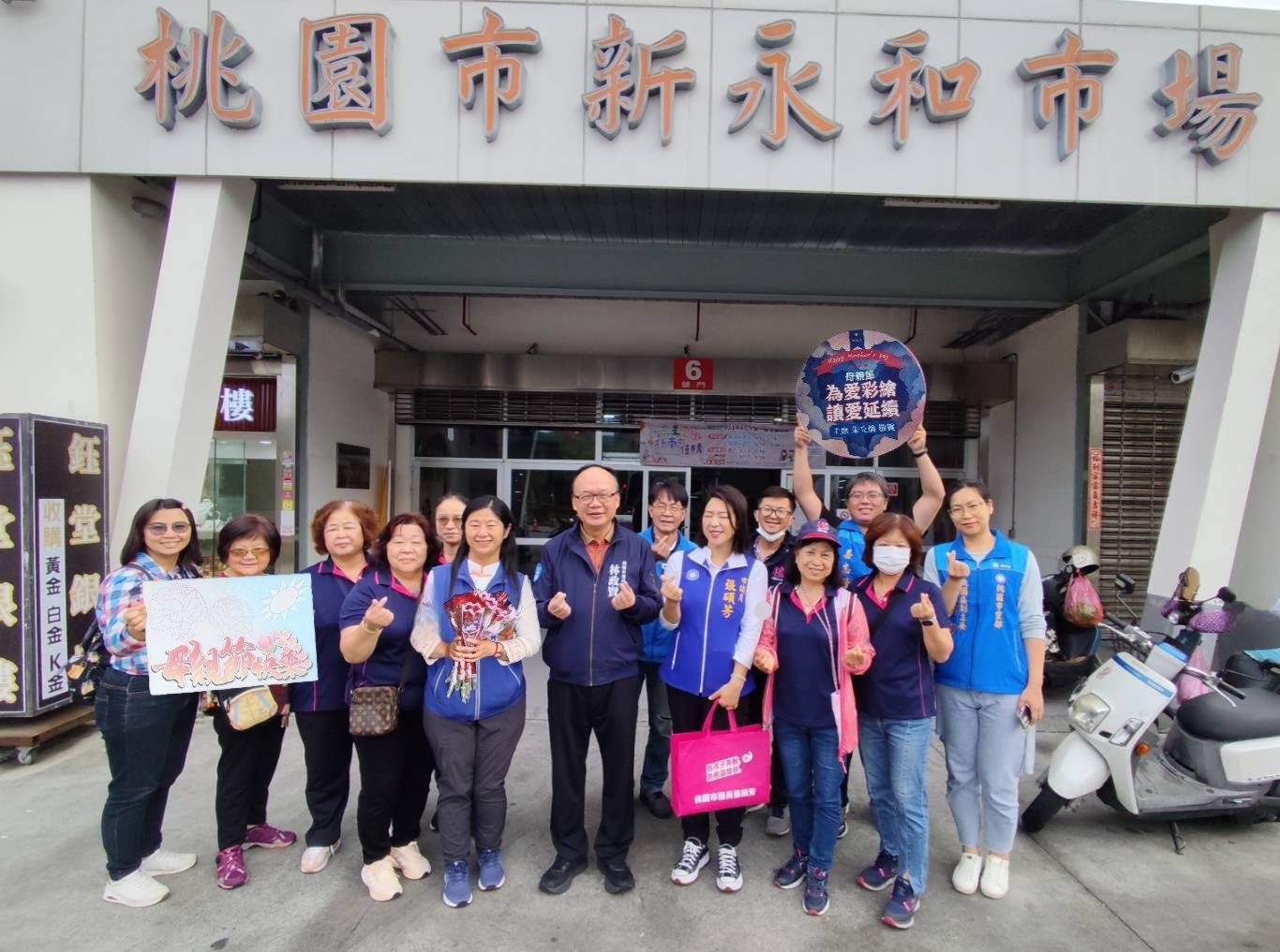 市場致贈康乃馨 國民黨桃園區黨部溫馨獻禮 祝福全天下母親節快樂