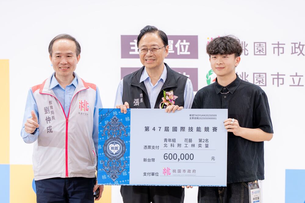 表揚競賽績優學生 張善政勉善用AI技術