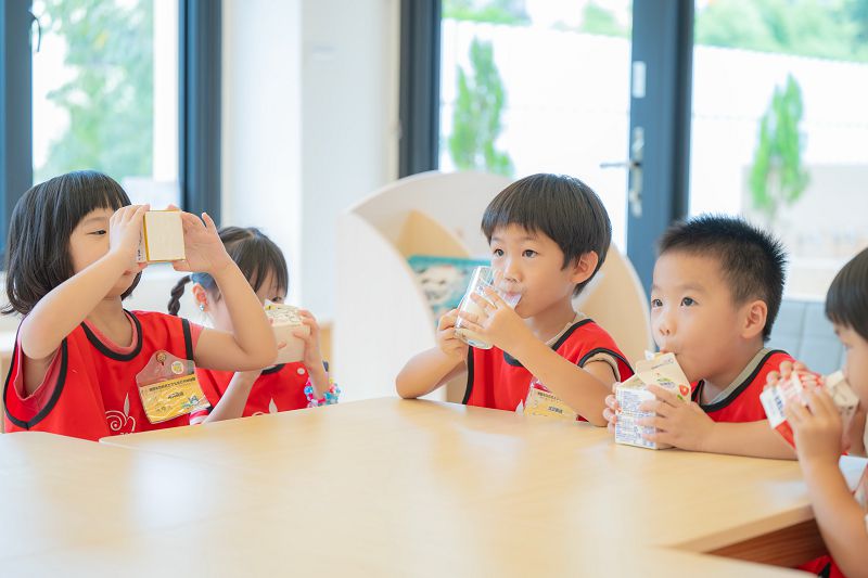 張善政拍板 生生喝鮮乳 寒暑假不中斷 明年2月上路