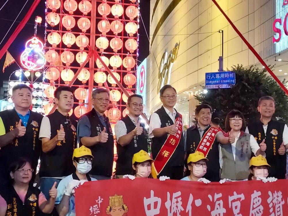 中壢仁海宮水燈排絢麗遶境祈福展現宗教創意魅力