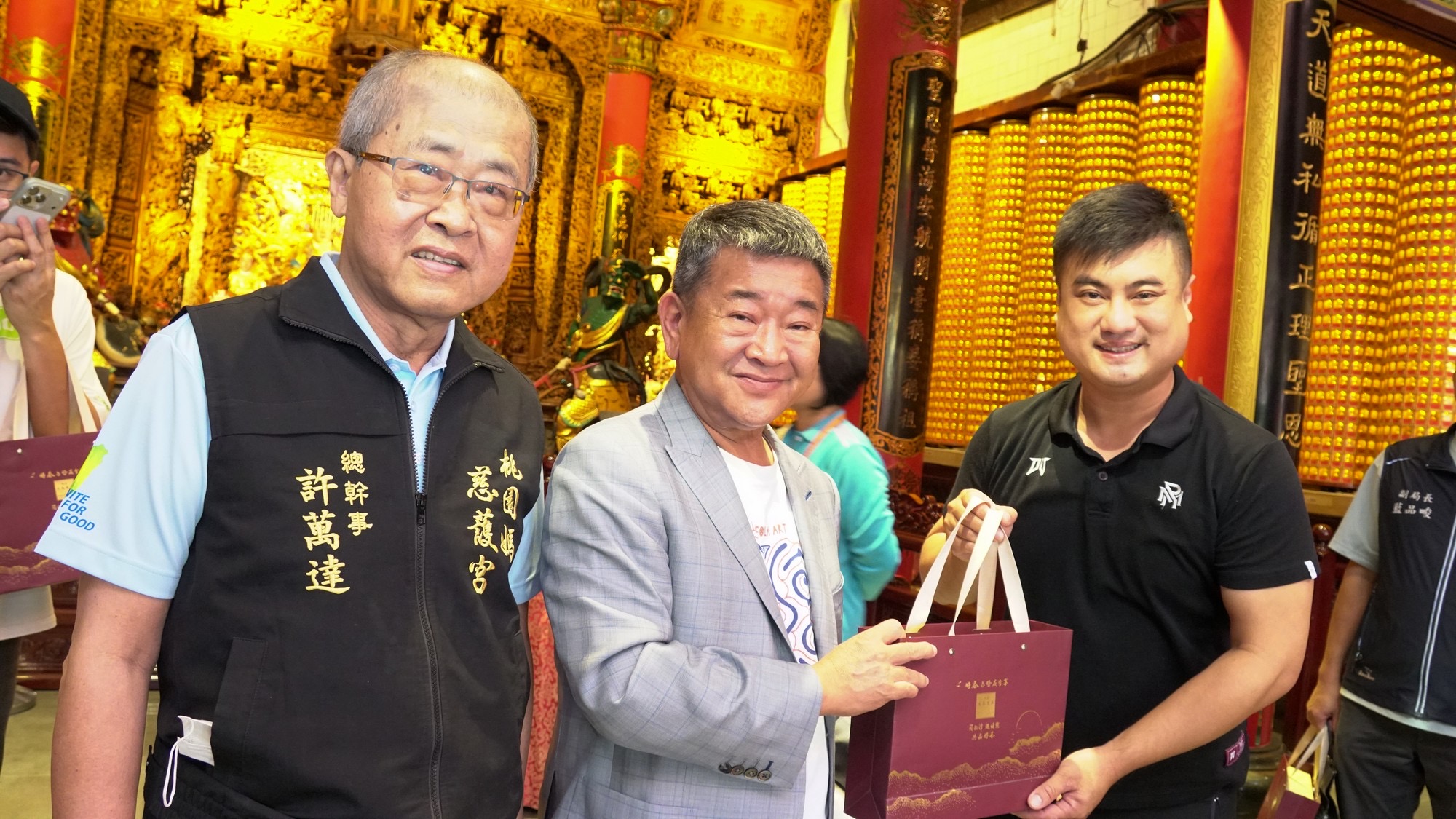 「雙媽會」應援！關鍵勝利有神助 樂天奪冠至慈護宮還願