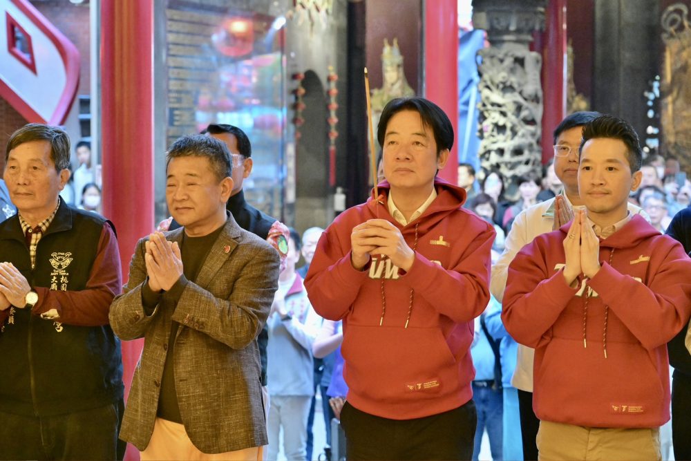 總統賴清德赴桃園景福宮參香發福袋籲支持國防特別預算