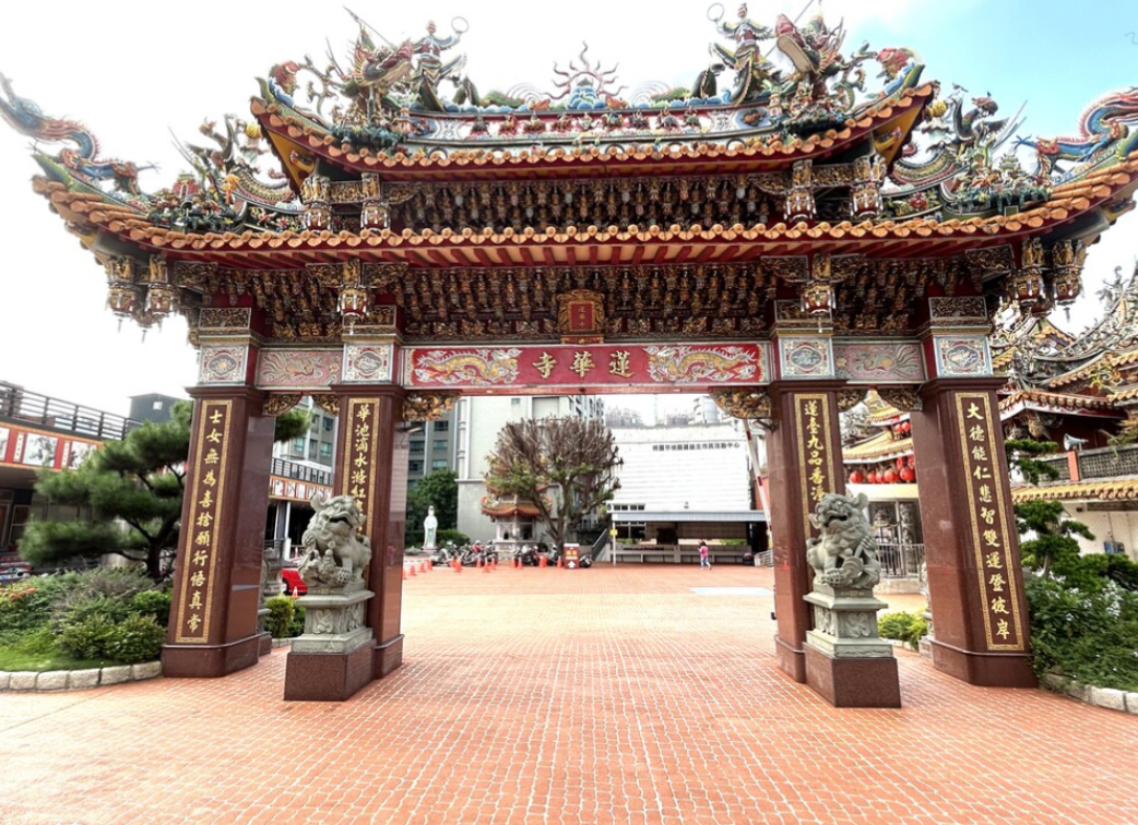 走春點燈補春運 就到桃園蓮華寺