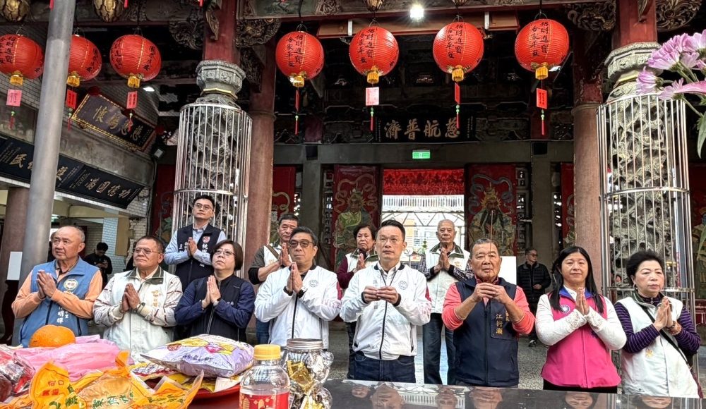 蘇俊賓除夕前至桃園蓮華寺參香 董事長江衍灝陪同 祈求觀世音菩薩護佑桃園