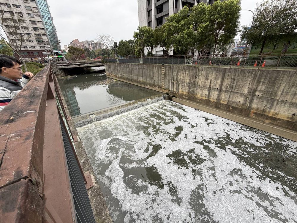 春節違法沒有假期 南崁溪大量泡沫環保局溯源查獲違規加油站洗車場 最高可罰300萬元