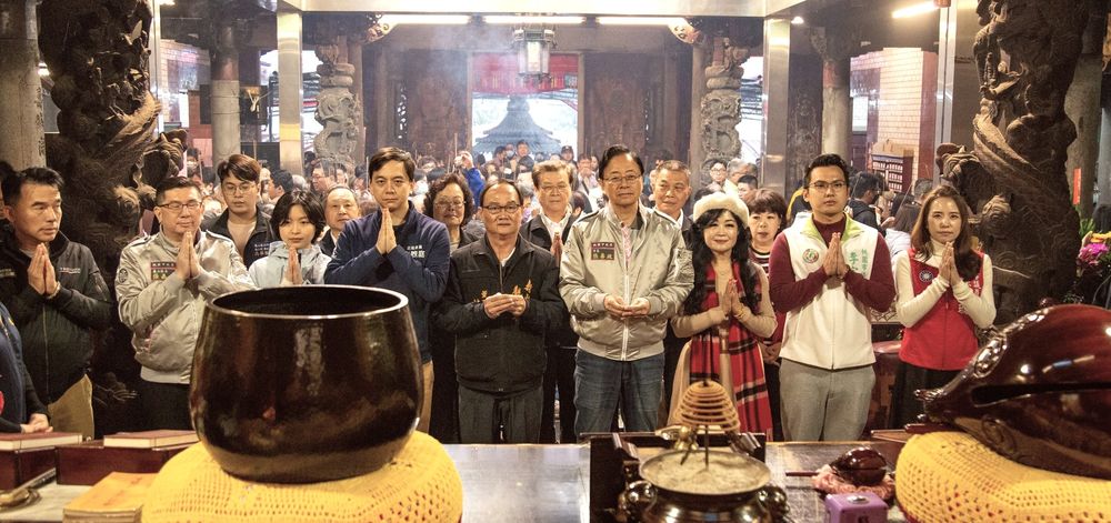 張善政走訪壽山巖觀音寺參香發福袋　祈願市民馬載祿厚 平安順遂