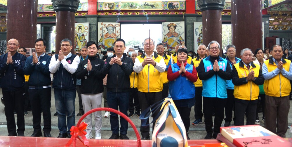 蘇俊賓八德姜太公廟參香 發元氣搖搖馬福袋