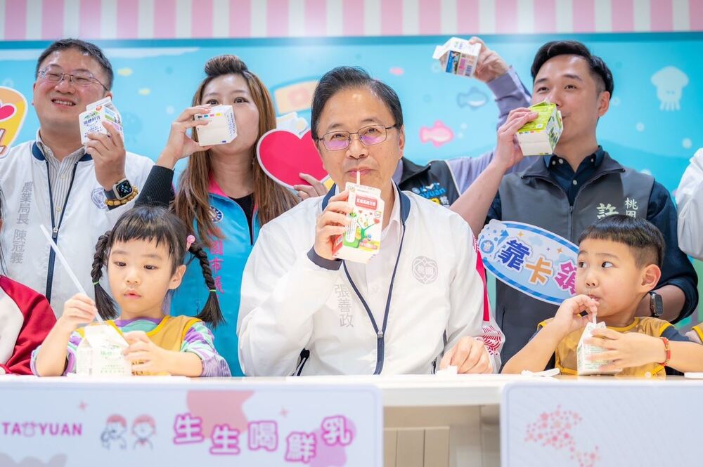 生生喝鮮乳 張善政視察兌領系統