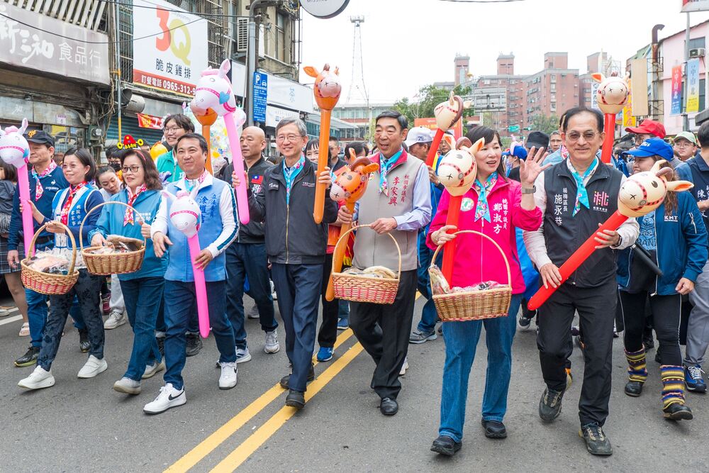 靚靚楊梅熱鬧踩街 王明鉅邀市民同樂