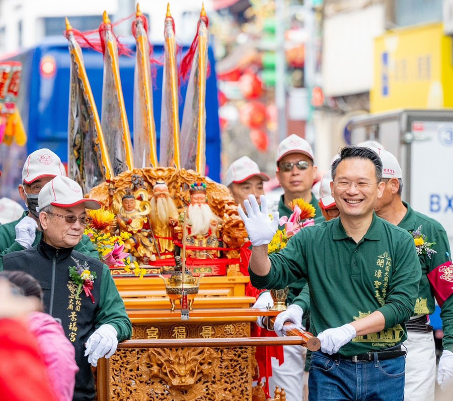 景福宮開漳聖王遶境踩街 蘇俊賓親扛神將