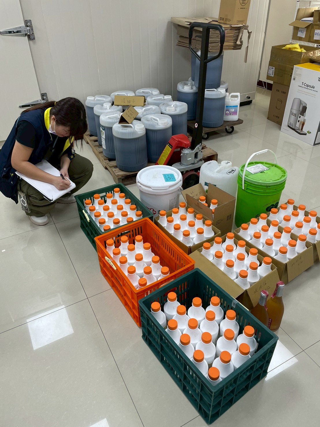 過期康普茶改標換香檳瓶續賣　桃檢署約談負責人夫妻130萬交保