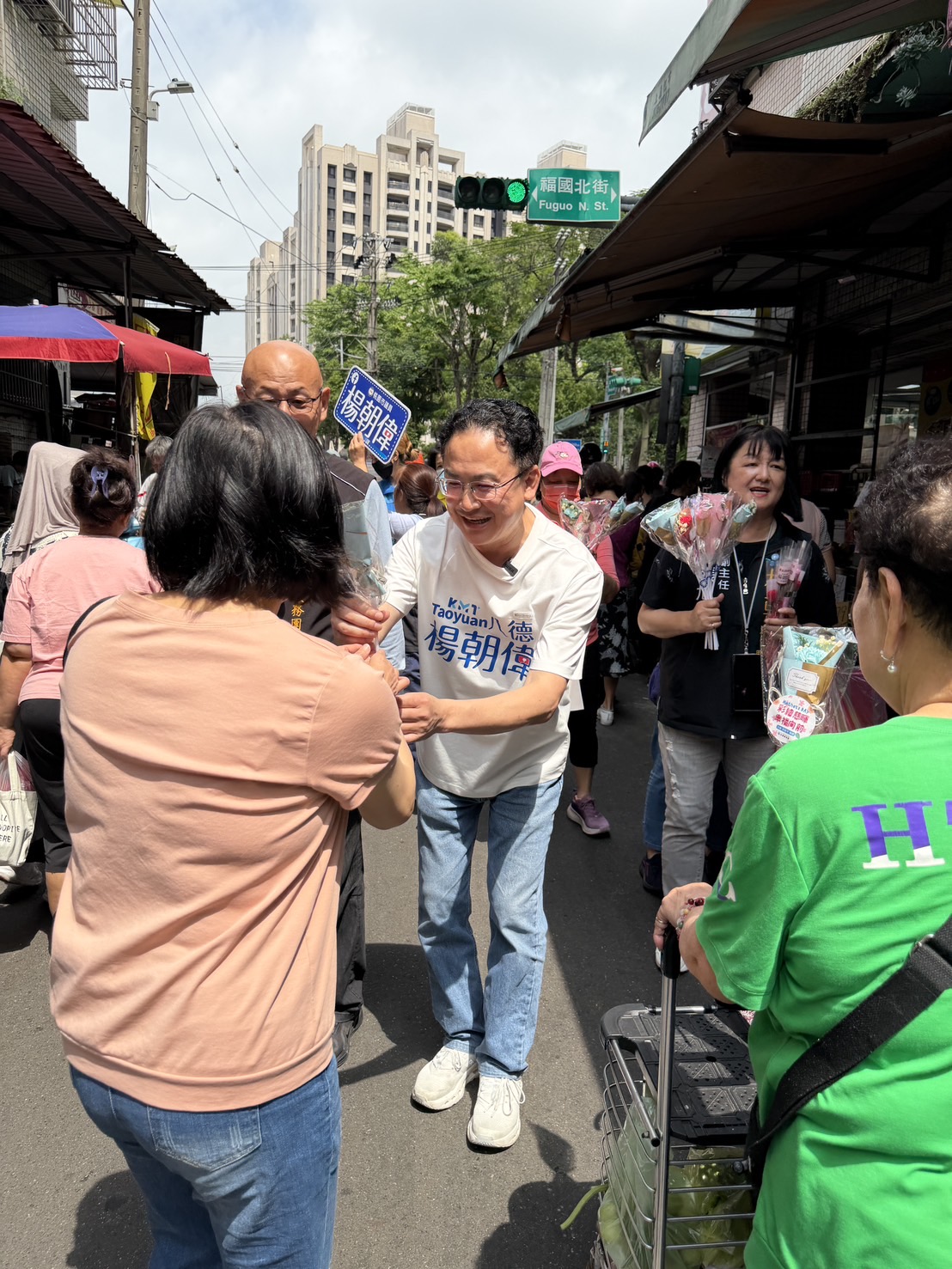 八德市場千支康乃馨傳情 致敬天下母親無私奉獻