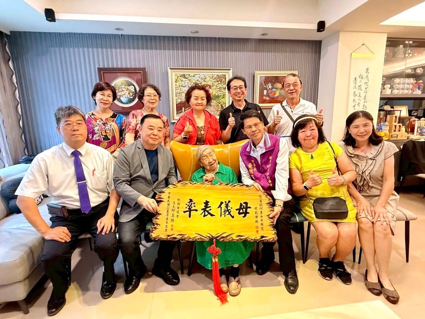 百歲教育典範 議長邱奕勝向潘劉阿李園長致上最深敬意！