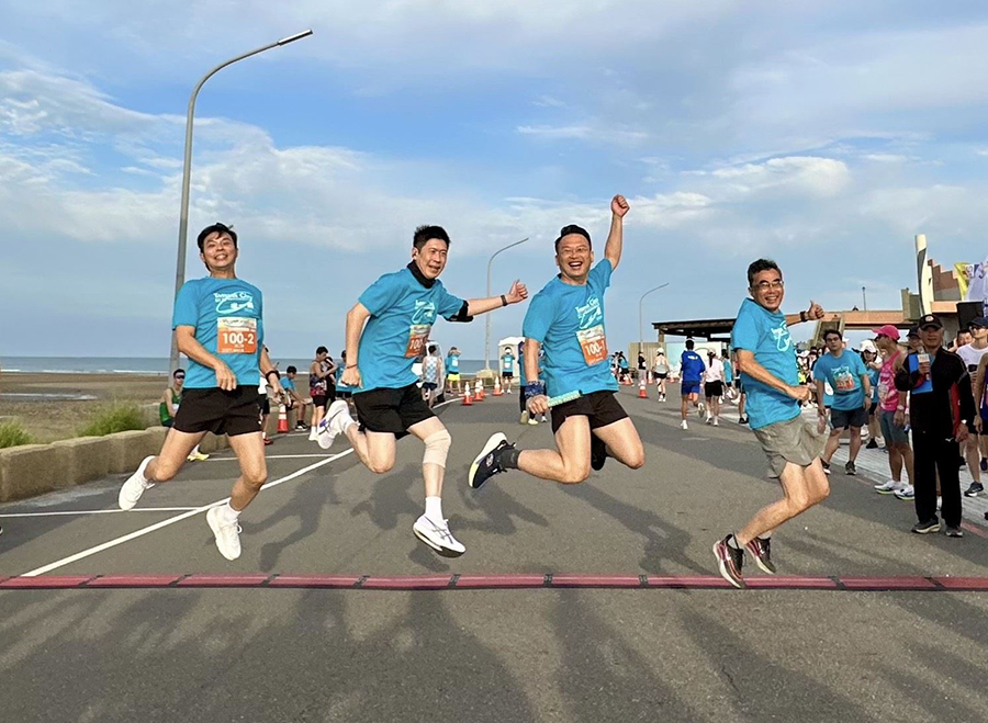 為地景藝術節暖場蘇俊賓偕千人接力路跑