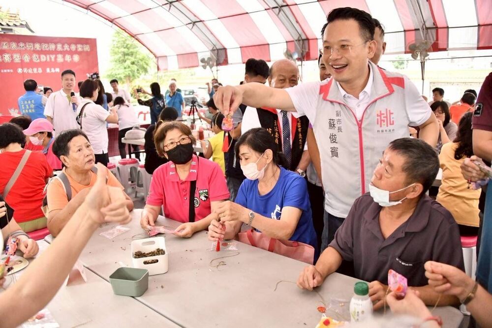 褒忠祠千人體驗手做香包 蘇俊賓與民眾互動熱絡