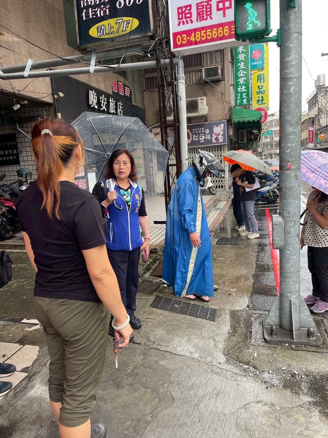 連日下雨 桃園市議員周玉琴會勘楊梅區新農街側溝渗漏